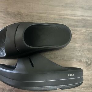 OOFOS black women’s platform slides